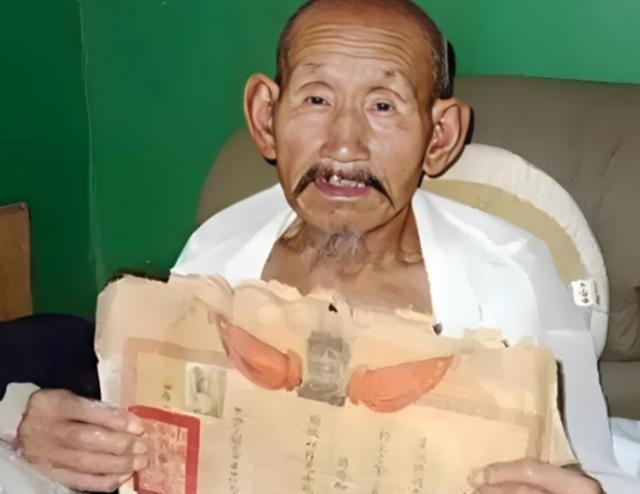 1994年，河南一名73岁的老农因欠债未还被列为“老赖”。当法院人员上门时，他害