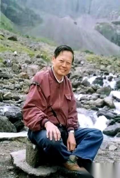 要不是有人告诉我这是杨振宁70岁的时候，我打死也不信。1992年，长白山天池。