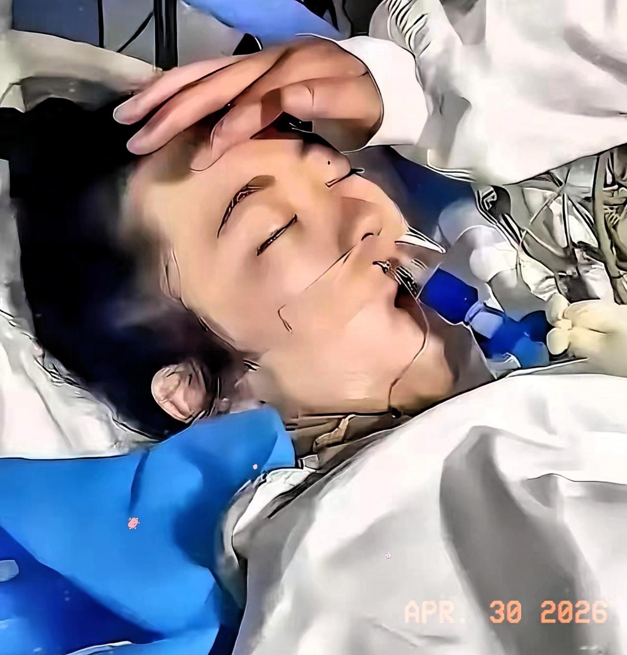 泪目！河南，21岁女孩病危，临终前死死抓住父亲的手不放，然后断断续续说出了自己的