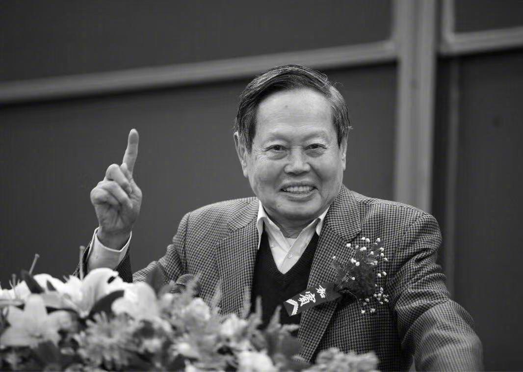 【沉痛送别！#杨振宁遗体告别仪式今日举行#】据“北京新闻”24日消息，享誉世界的