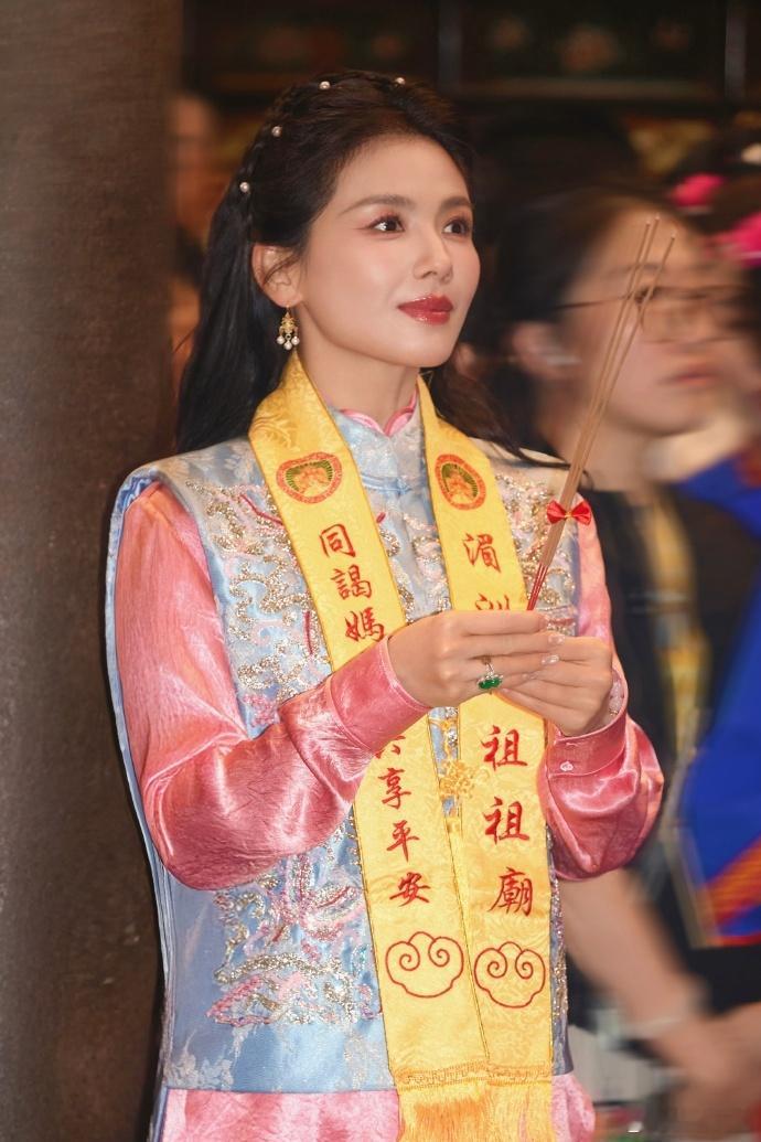 刘涛妈祖诞辰活动现场实拍太惊艳！刘涛亮相湄洲岛妈祖诞辰1066周年活动，素雅造