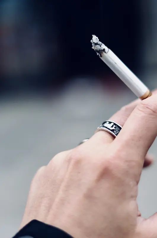 你敢信吗？一名有28年烟龄的老烟民，平时每天至少抽两包烟，咳嗽咳了大半年都没当回事，直到去医院做检查