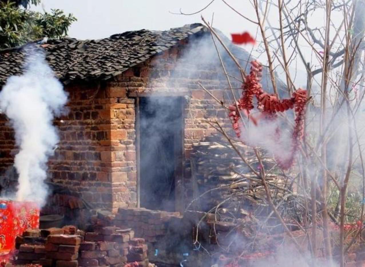 父母不在了，还有多少人回农村过年？70后基本都50岁或50岁以上了，很多人父母可