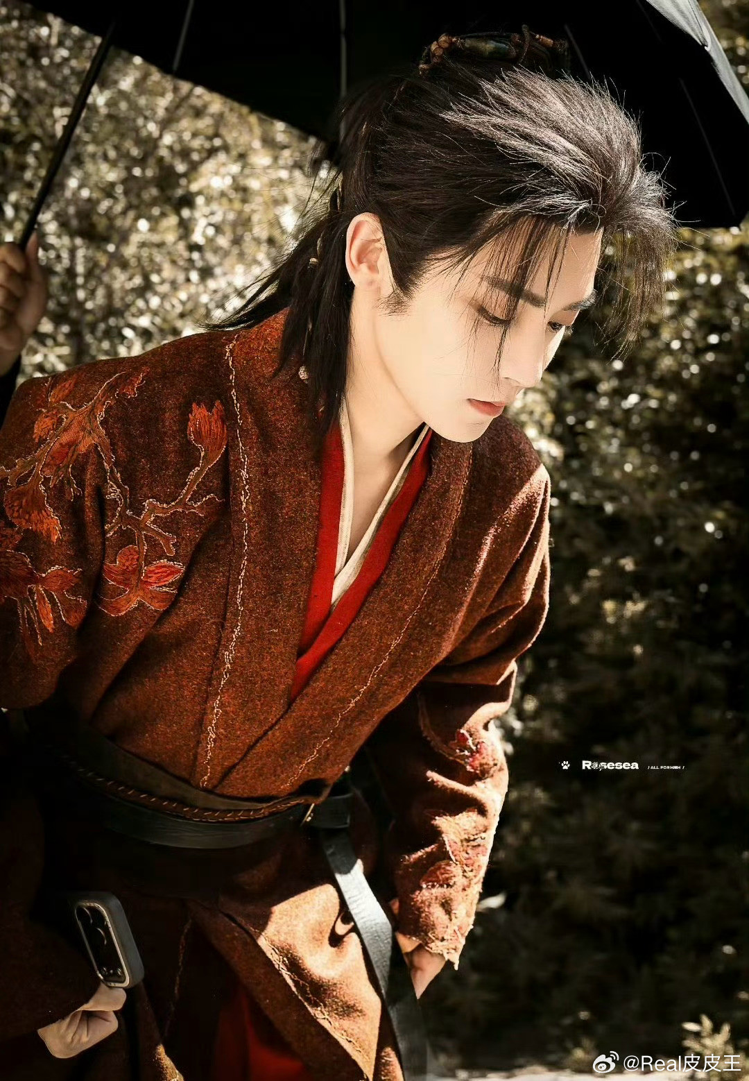 听说《攻玉》是先确定了侯明昊，再去选择女主角的。看来，侯明昊此前的剧在优酷播的平