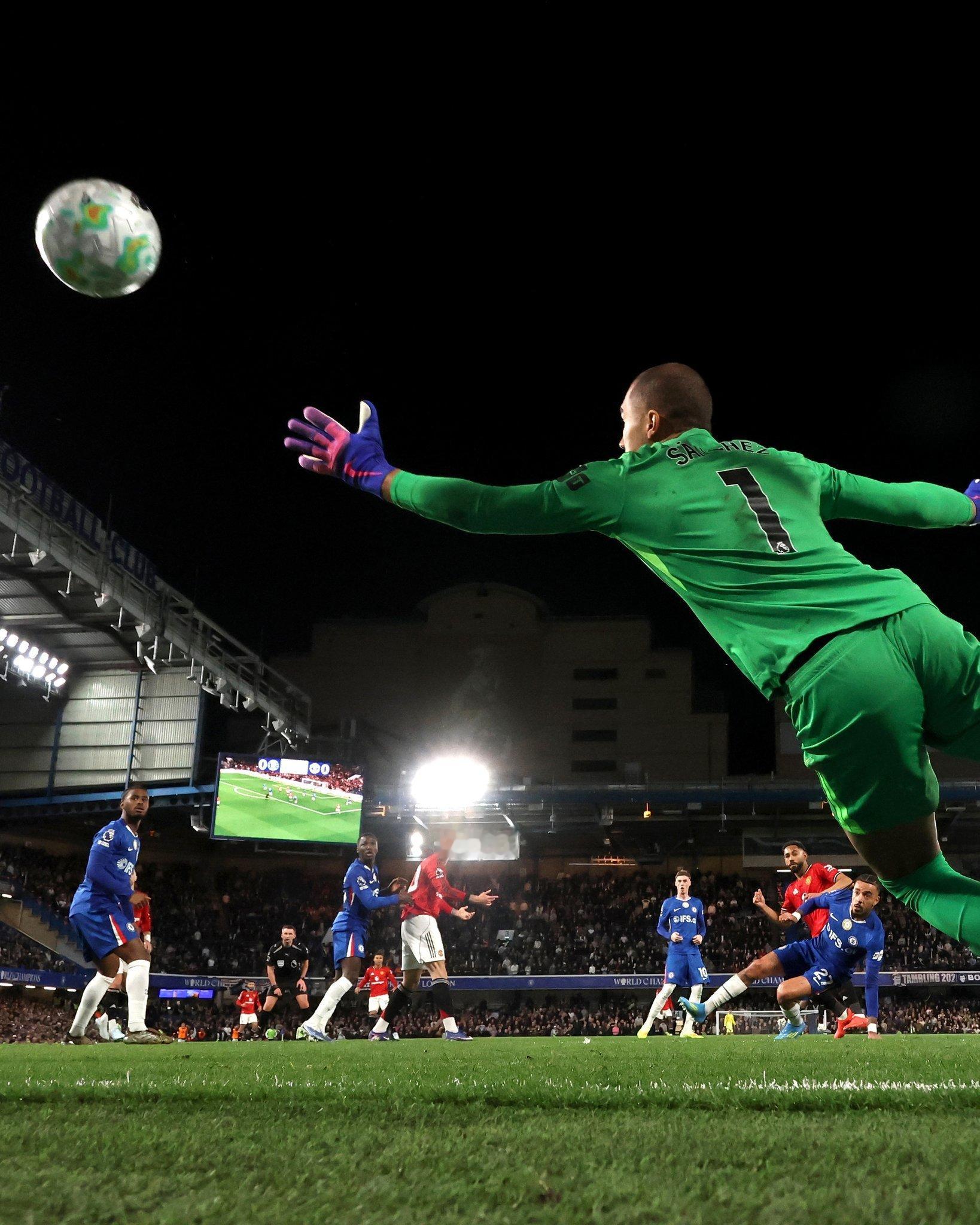 务实卡神基本锁定欧冠名额，拉爵面临选帅烧脑抉择。卡里克用海文和马兹拉维的新老搭配