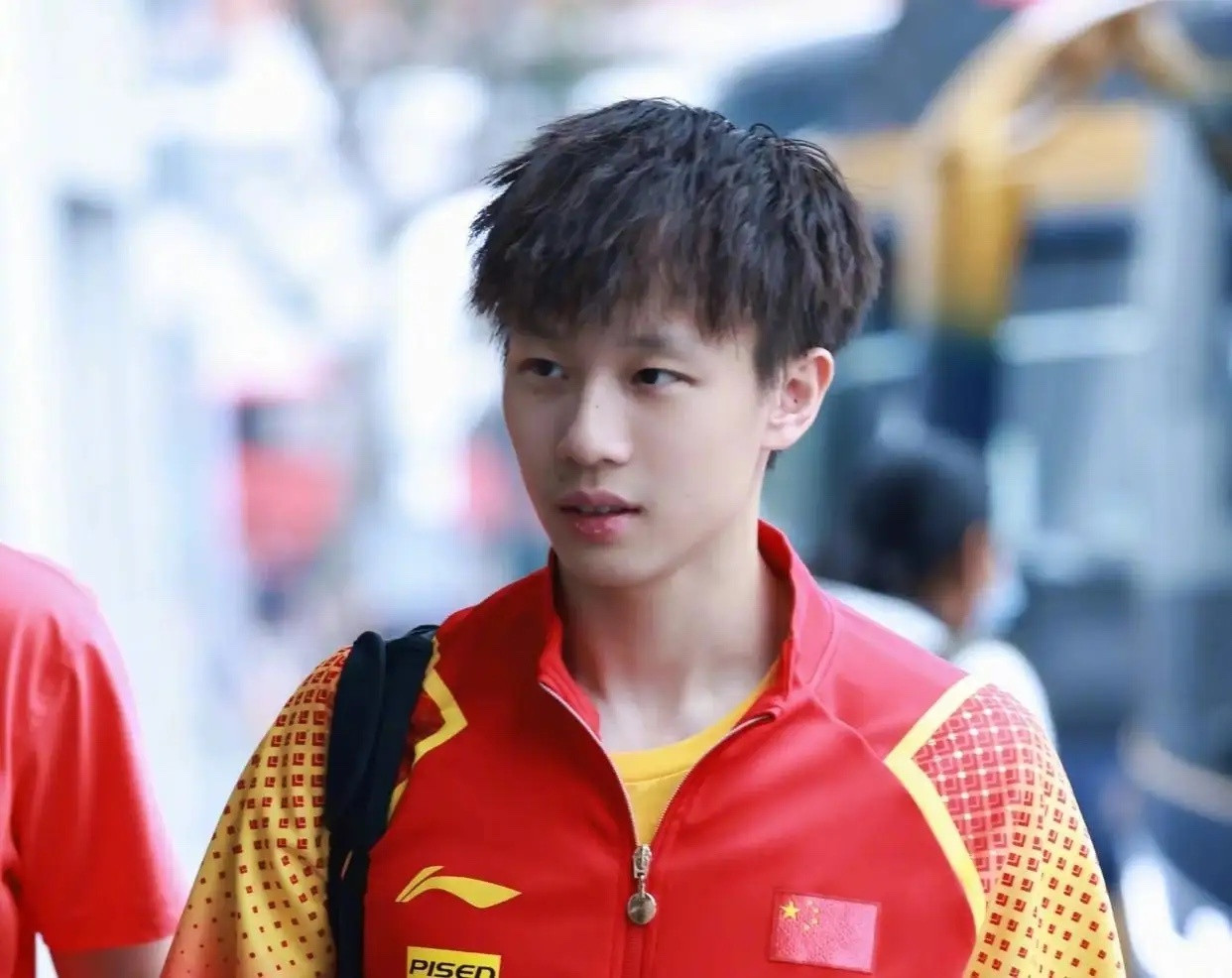 别人退役进体制，他退役进商场。林高远这一步，走得比扣杀还绝！其实，林高远不是退役