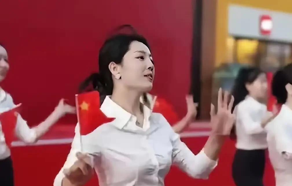 “秦主任”的这段舞蹈在网上爆火，背后原因很清晰，主要有以下4点： 白衬衫，小