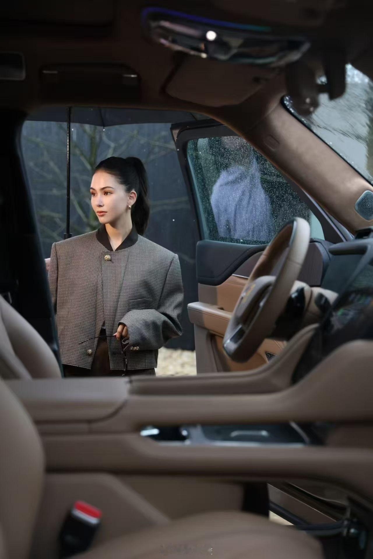 我感觉田馥甄跟仰望U8L比较配…