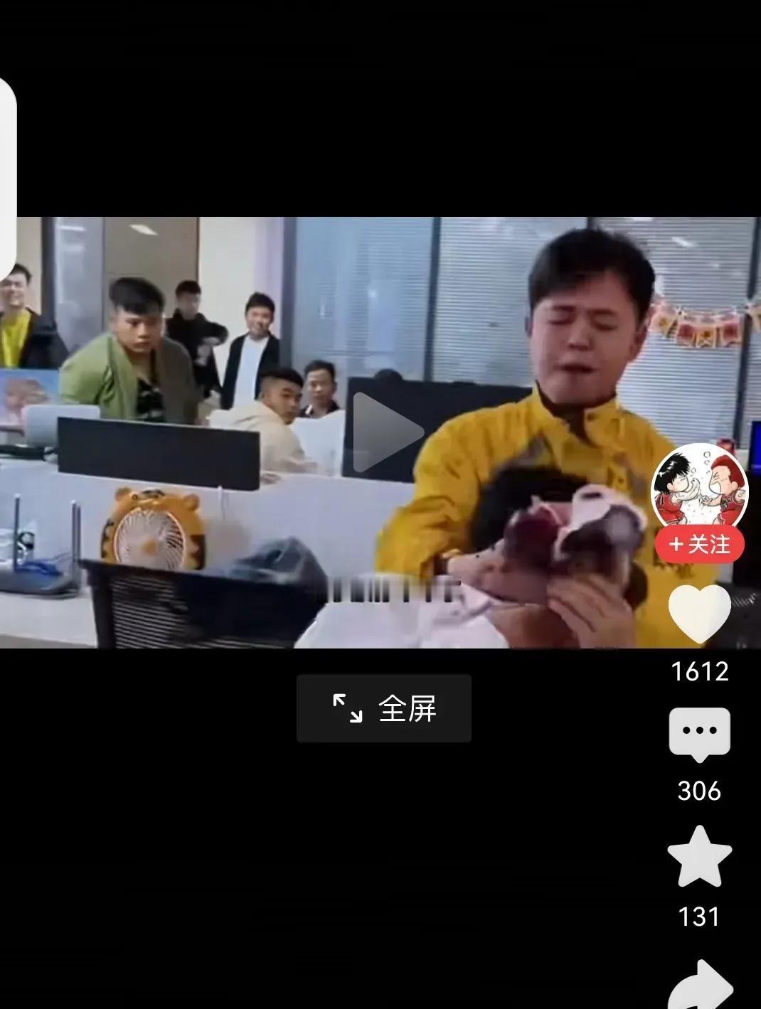 一个送外卖的因为停电从一楼跑到十八楼迟到2分钟，点餐者投诉而罚200元，一气