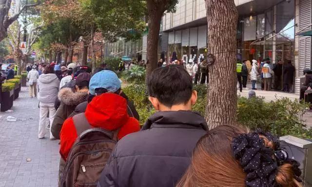 抢疯了！各地门店大排长龙，排号炒到400元一个！网友：怎么又火了？凌晨的街