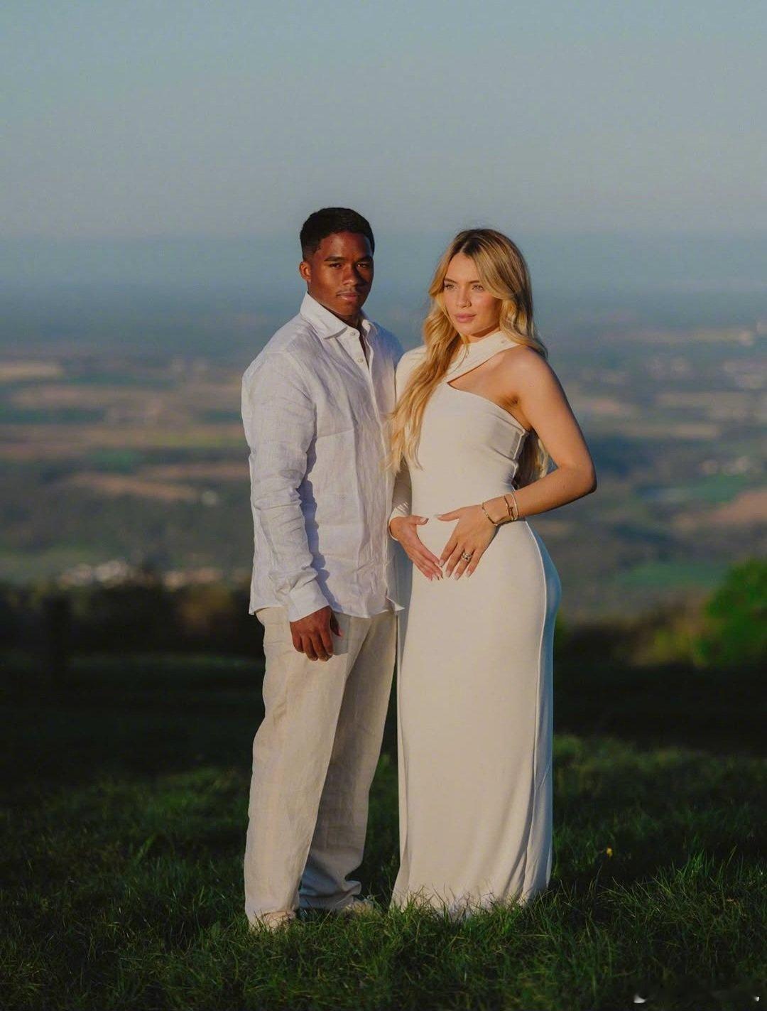 【20岁就当爸爸了！】19岁的皇马前锋恩德里克近日宣布，妻子加布里埃尔-米兰达已