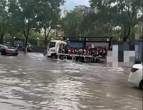 6月19日，河南新乡早上下暴雨致路上积水严重，电三轮、汽车都淹了，很多家长没法送