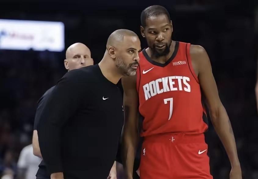 其实乌度卡不是不知道变阵，是明知道应该把谢泼德提上首发，却不敢乱动，因为他怕！怕