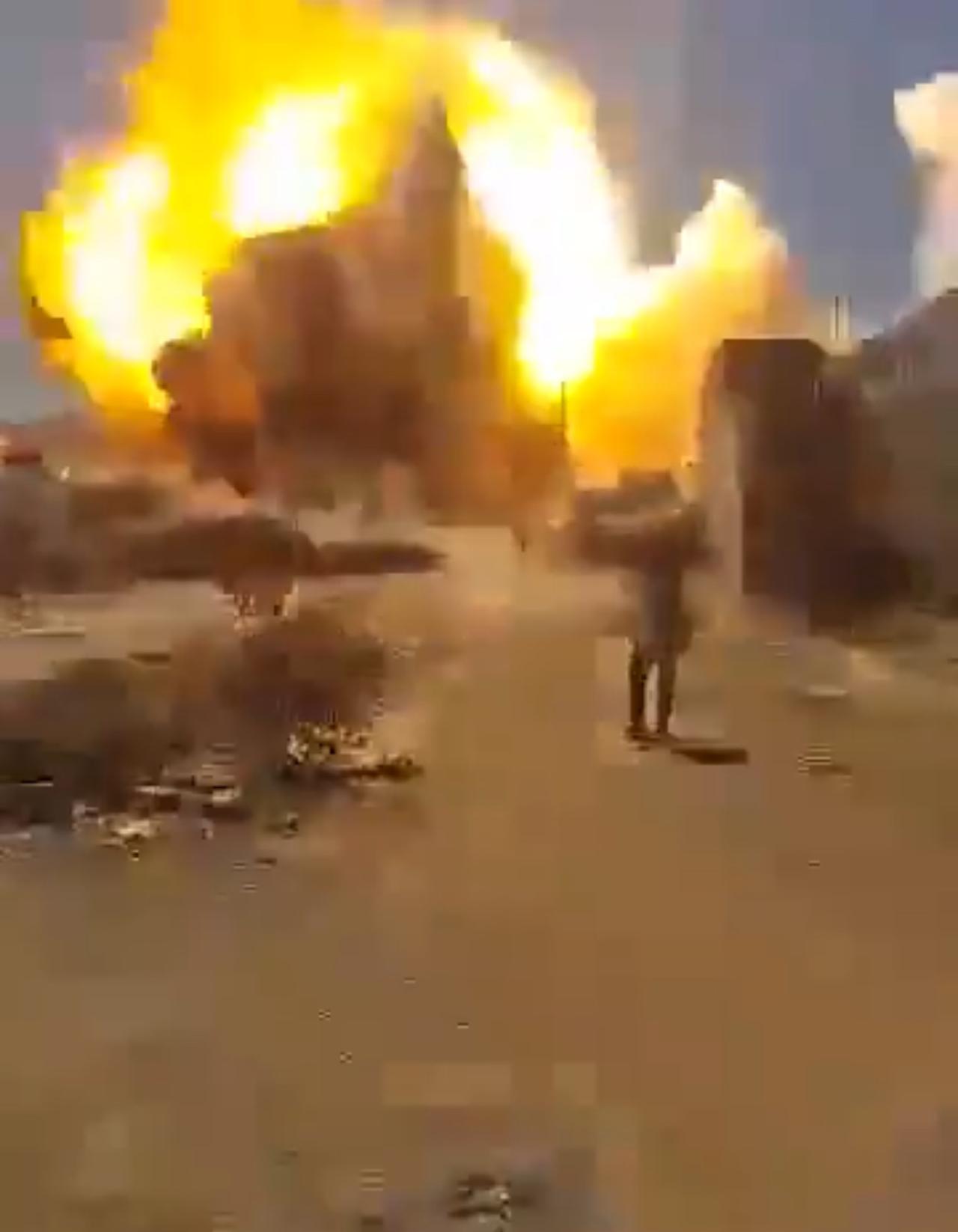 胡塞武装藏在地下的武器，又被发现了：引爆后连炸2个小时。胡塞武装一地下武器库
