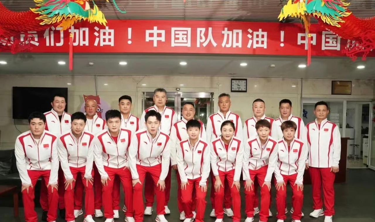 现在看巴黎出征这张大合照，真的让人感慨良多。这张相片站在C位的是王楚钦和孙颖莎