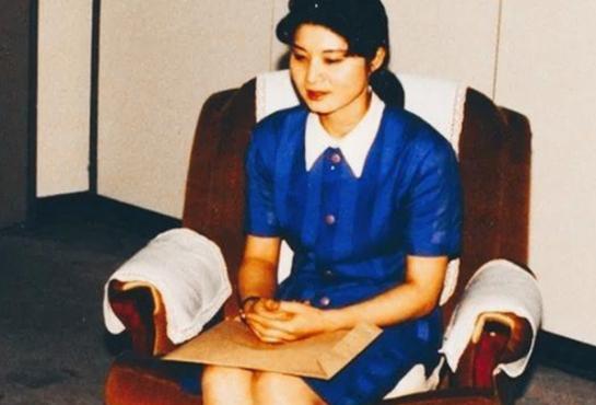 1987年11月29日凌晨，在飞往汉城的KAL858航班上，朝鲜女特工金贤姬将调