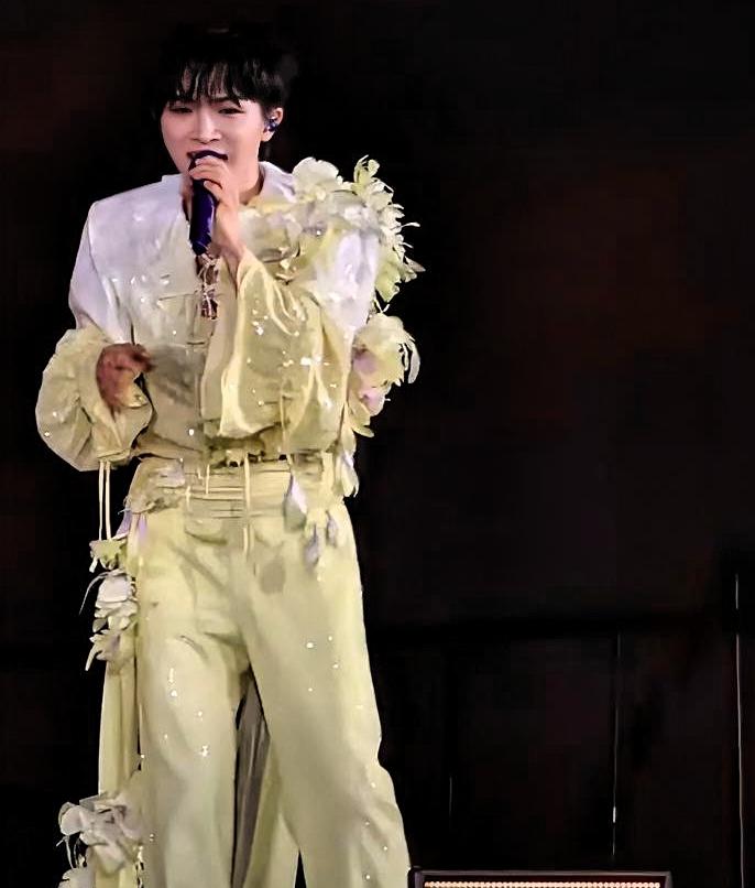 周深武汉演唱会，数万人开口齐唱，调一起就离谱到家了——观众连分声部都自己包了。这