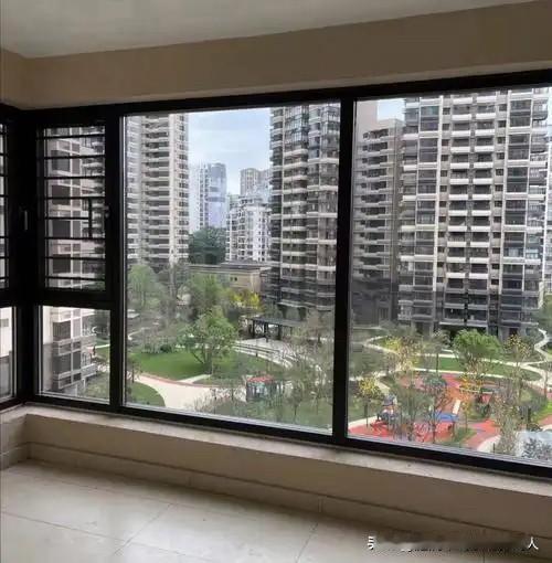 发现没？今年春节前预约擦玻璃的人明显变少了。前几年一到腊月，擦玻璃的师傅都要