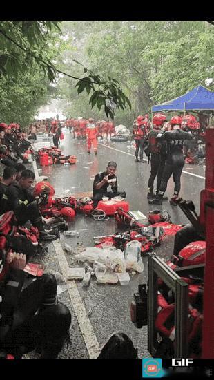 哪有什么岁月静好，只是有人在替我们负重前行！泪目了！广西贵港，一位消防员坐在