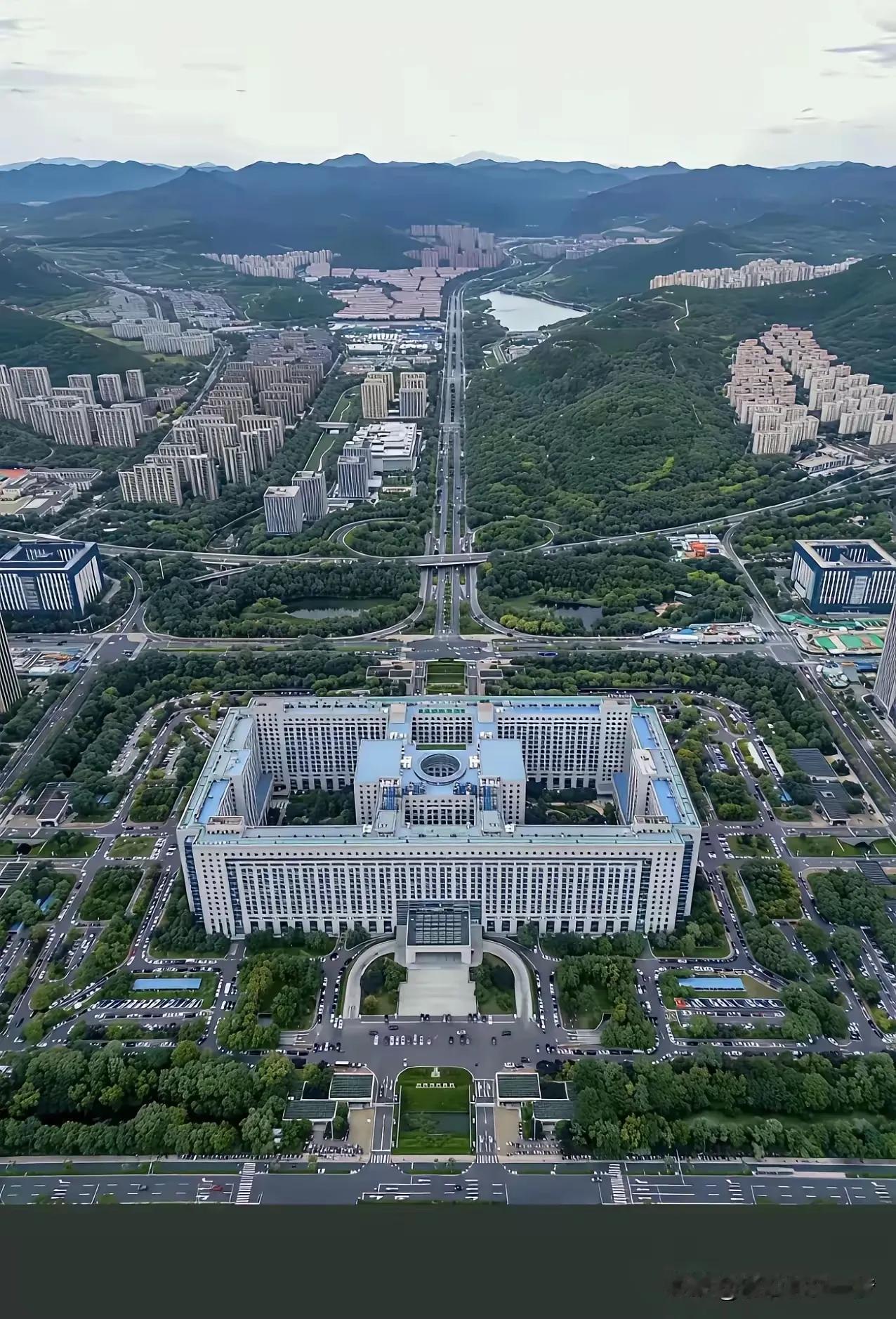 看看这是位于山东济南的一个很特别的建筑。感觉里面工作的人们一定都不简单吧！看这