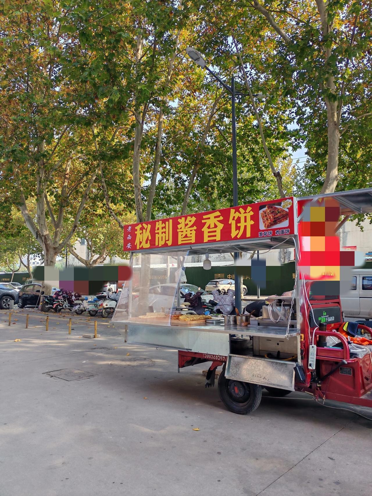 很久没买酱香饼了，因为老人的一个动作讲个真事，我家附近有一个卖酱香饼的摊，价不