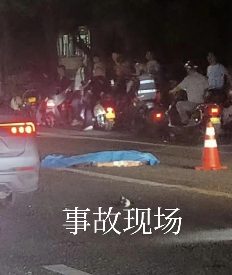 湖南岳阳，两对夫妻出门散步被摩托车撞倒，致2死1伤，亲属要求严惩飙车党！肇事车手