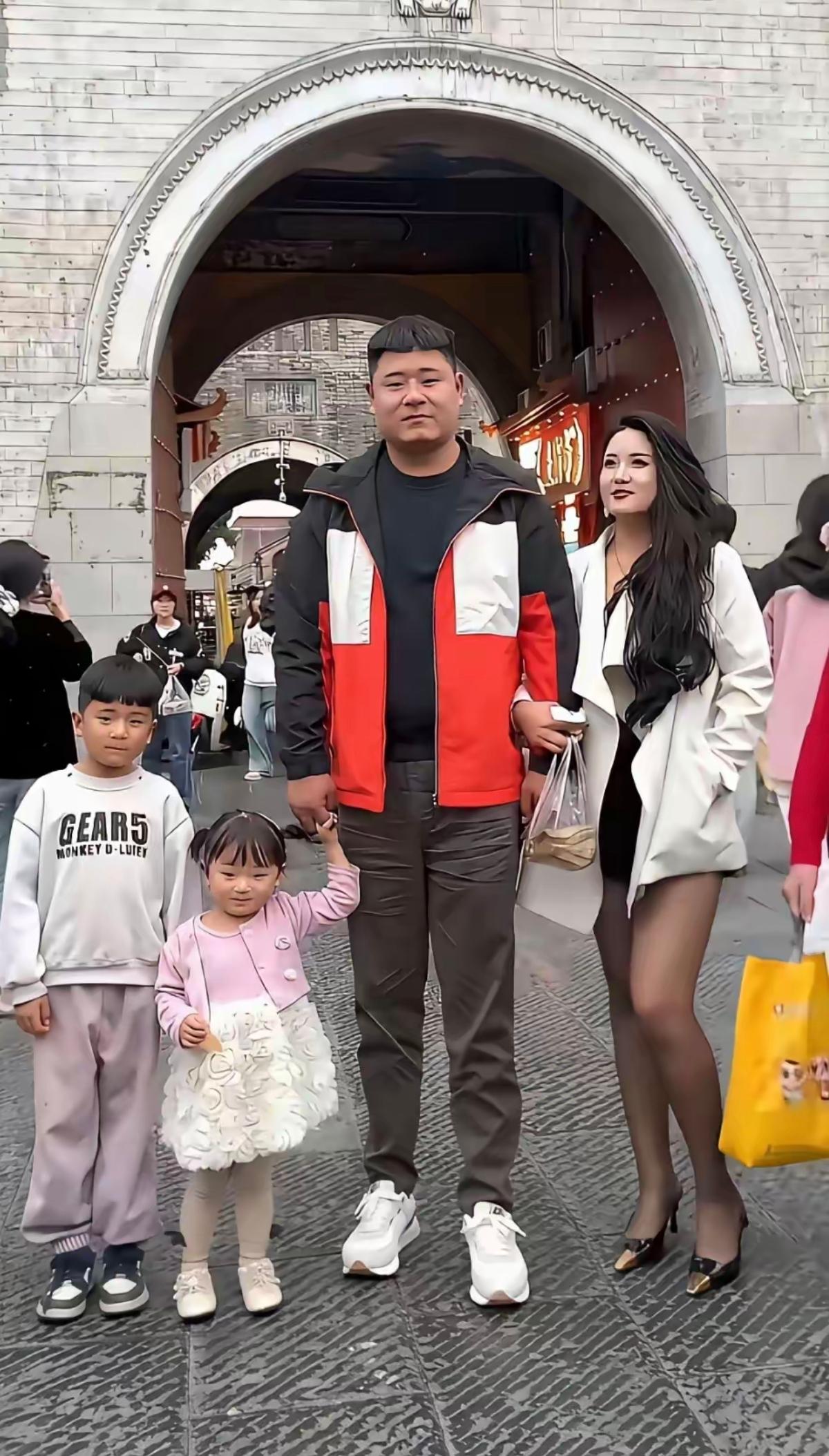 都说儿子像妈，女儿像爸，怎么他家都像爸，白瞎了那么漂亮的妈妈基因，没遗传到。