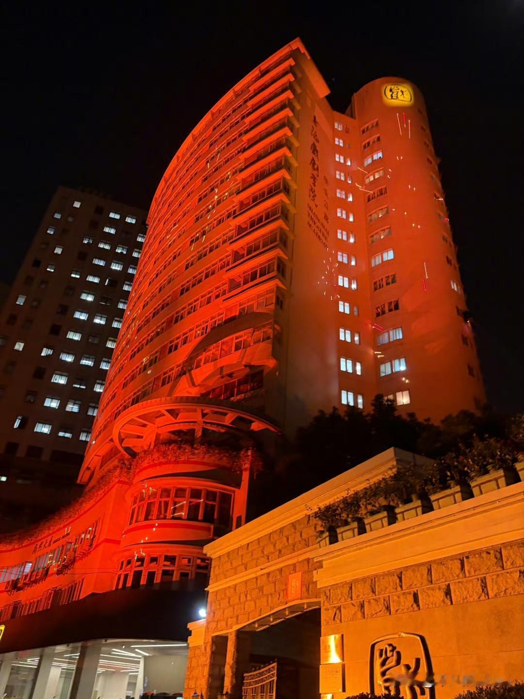 12月1日，演员郑恺发文说：“上戏80周年快乐！”他还发了一张上海戏剧学院