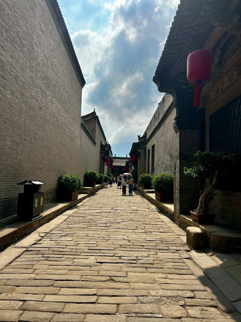 姨家的表妹夫，体制内退休。命运对他太不公平了，上班早起晚归大半辈子，刚办完退休手