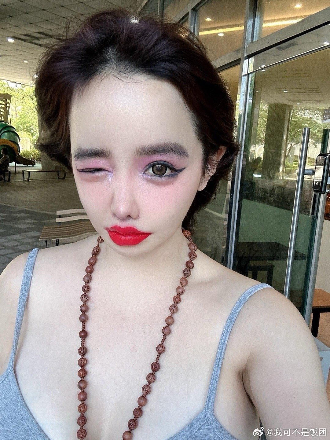 朴春更新ins每次都能p的一模一样好神奇🌚​​​