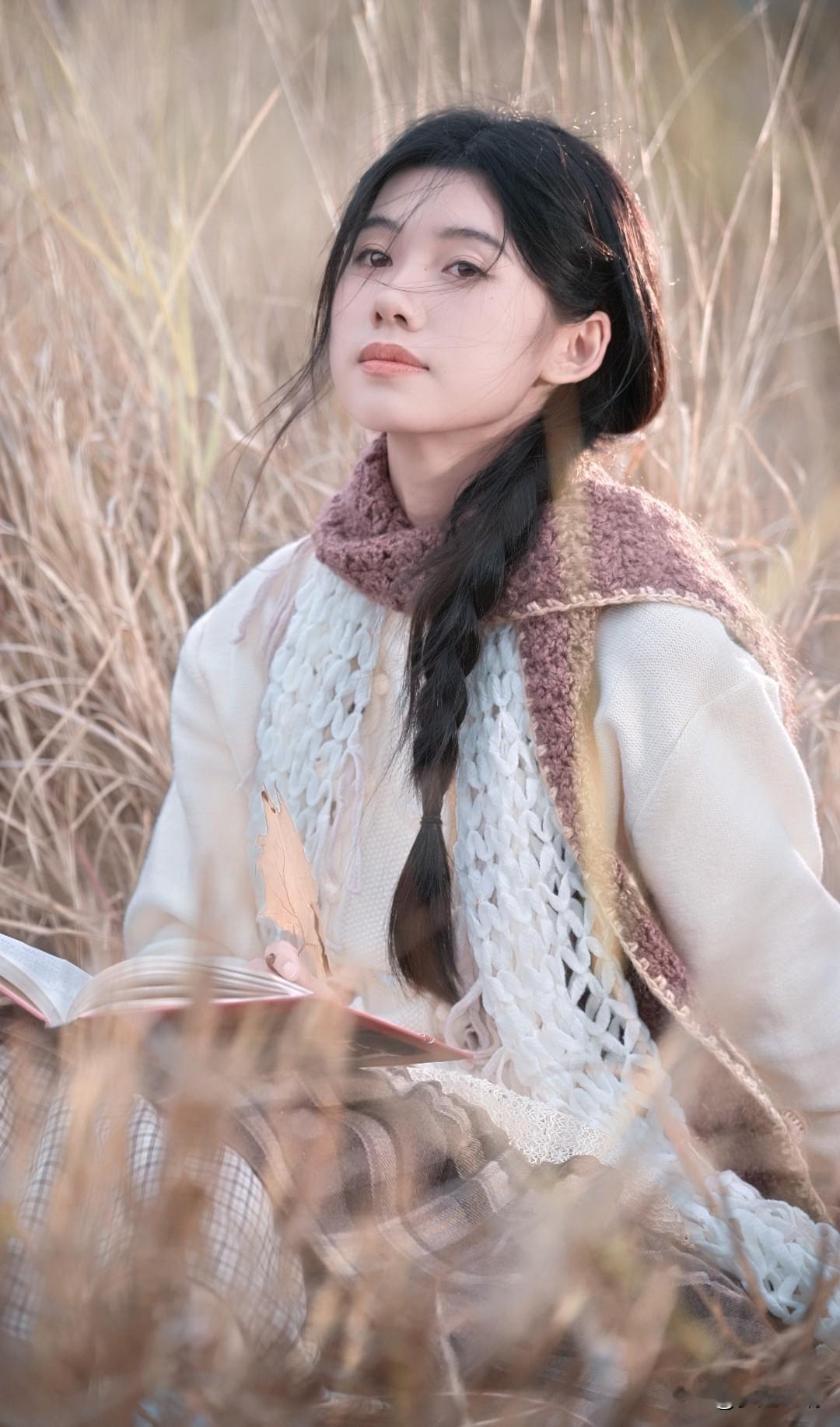 秋日野外，静谧阅读，感受大自然的宁静与美好。