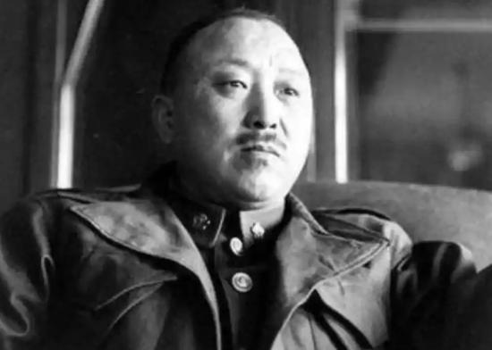1949年除夕凌晨，被蒋介石长期软禁的卫立煌，趁着负责看守的特务放松警惕回家过年