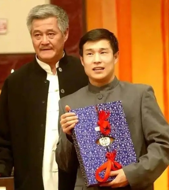 2009年，小沈阳大火之后，一年之内就赚到了两个亿，可就在这个时候，赵本山表示公