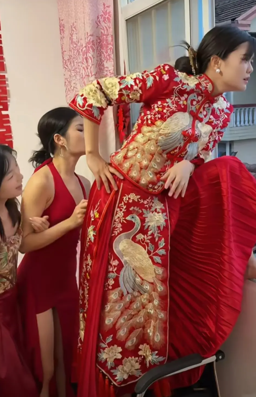 第一次结婚，看着挺着急的