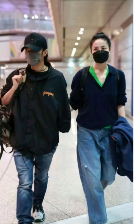 王菲跟谢霆锋，永远都是女的拉着男的。两人分分合合这么多年，无论是出去走机场还是什