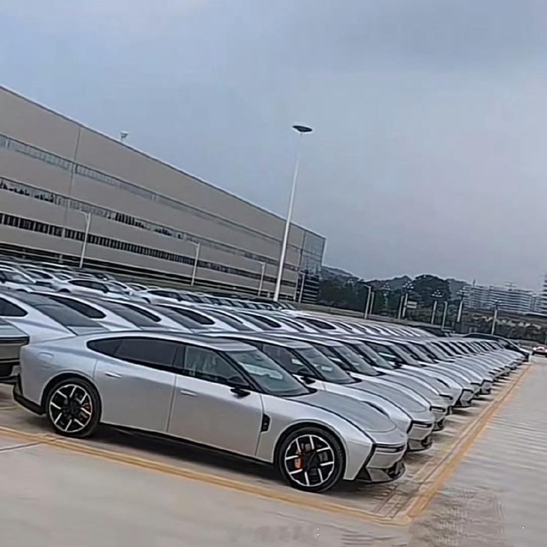 网传小鹏P7工厂囤货实拍图&尾部实拍图，看这个备货量节奏是快了怎么现在小鹏给我一