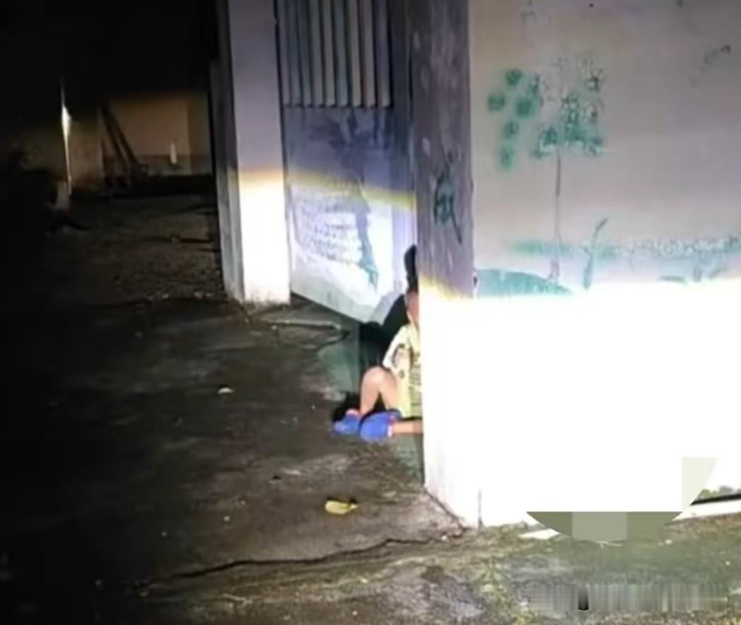 四岁男童夜宿村头令人十分痛心！近日，在广东茂名高州市新垌镇，一段监控视频显示