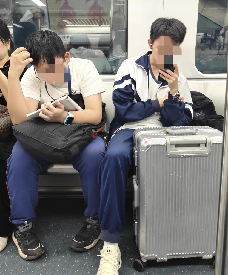 东莞地铁上看到的真实一幕，都是中学生，一个戴浪琴，一个戴小天才；一个脚踩乔丹，一