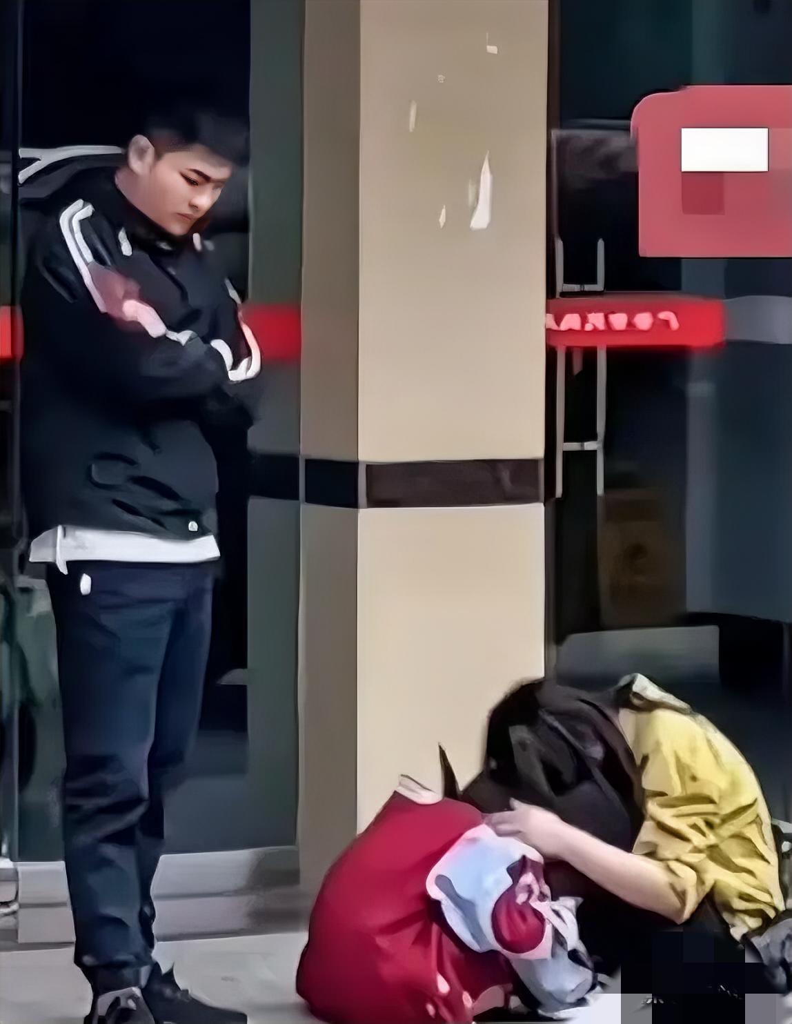 民政局门口撞见的一幕，直接戳中了心底最软的地方。一对刚办完离婚的夫妻，女儿