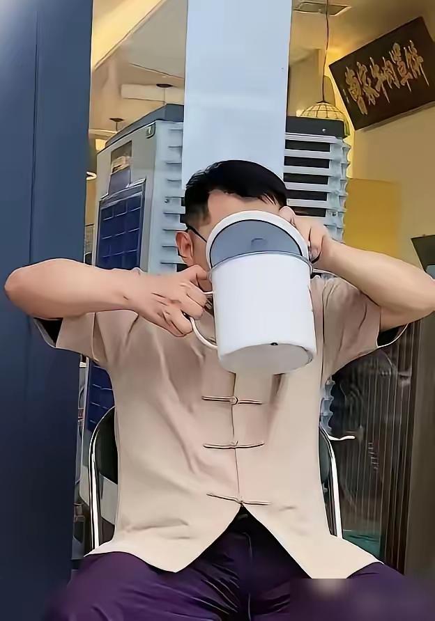 最狠的不是骂回去。是压根没把你当回事。何云伟在直播间把德云社叫成"郭刚社