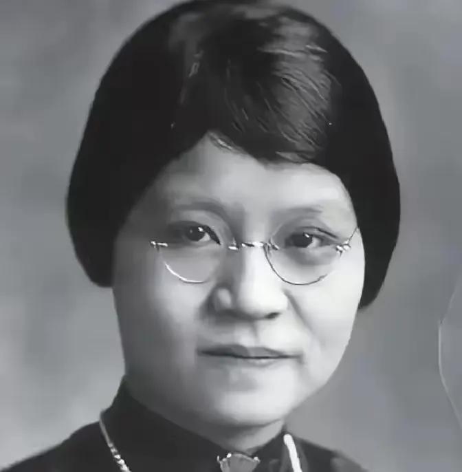 1901年，江苏无锡一个17岁的姑娘被亲妈塞进了花轿，新婚之夜，她揭开盖头，面前