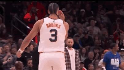 躺枪库里：迪龙，我招惹你了么？迪龙单打桑托斯成功，随后朝库里喷垃圾话：你行你上！