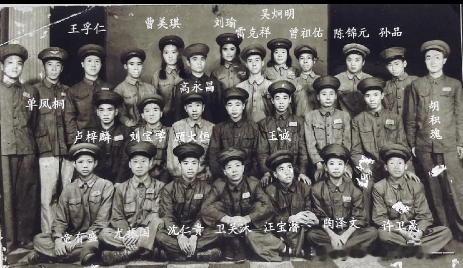 新中国第一支雷达部队看看有多么英姿勃发？1950年10月，上海百老汇大厦（上