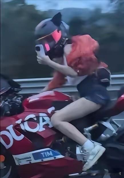 兴趣不是专业，公路不是秀场。20岁的杜卡迪红衣女，30岁的保时捷大哥，俩