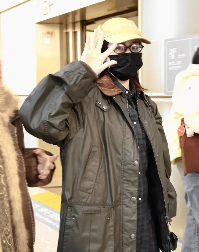 腿细到像P图，陈妍希机场照杀疯了她穿黑长外套盖到大腿根，格纹短裙只露一截，