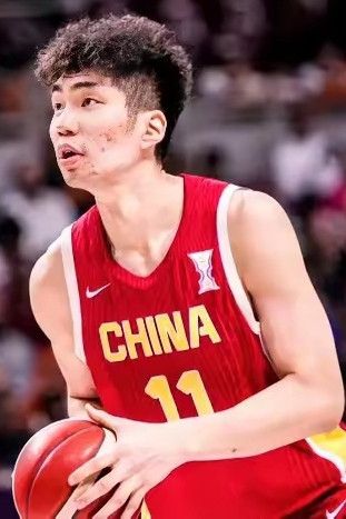 在绝对优势面前，所有的努力和辛苦都是白忙活。杨瀚森走了，余嘉豪顶上来了，高度上来了，但单打能力不行，