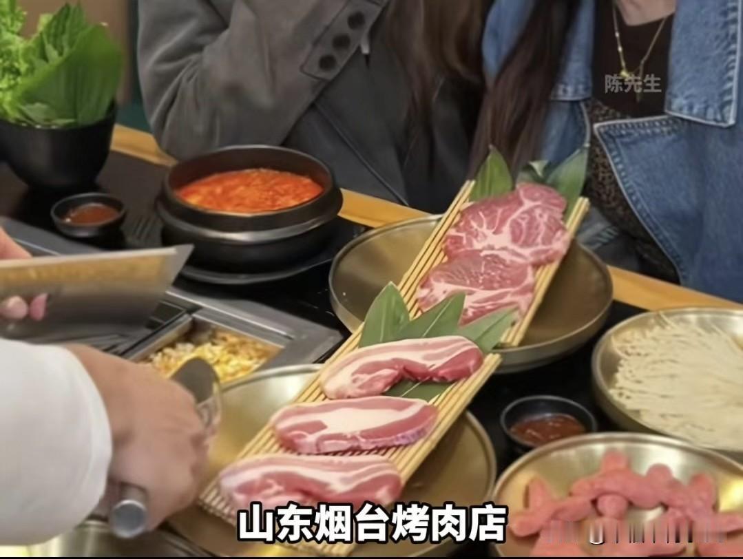 山东烟台有家烤肉店，用玉米当烧烤燃料，结果被人举报“浪费粮食”，还被监管部门劝停