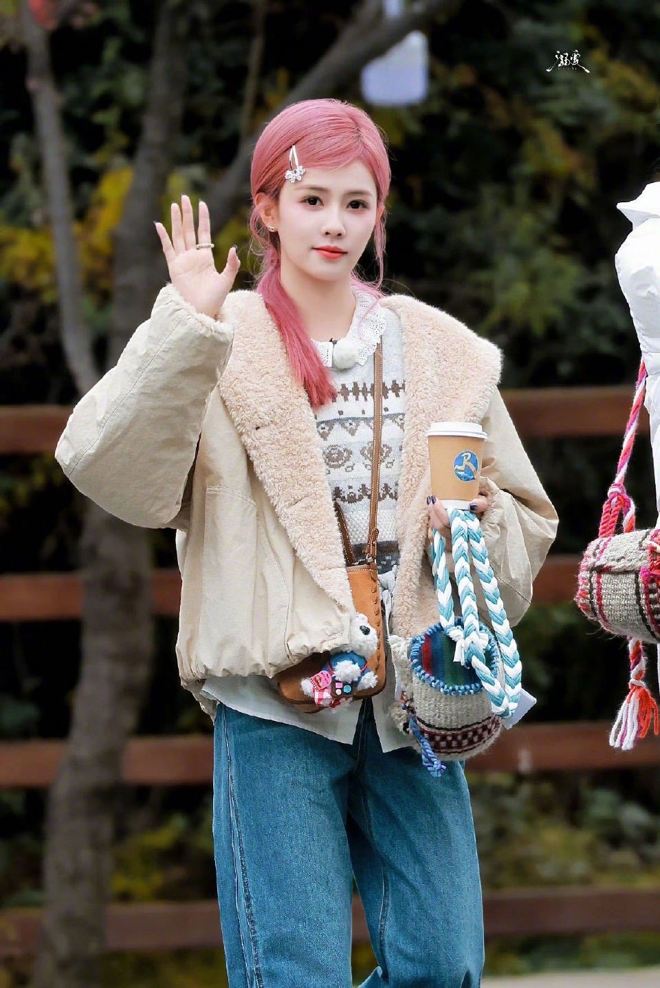 白鹿跑男新疆要染限定发色奔跑吧是谁被白鹿的跑男发色企划甜到了！每站换发色堪比时