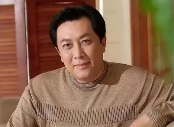 1990年除夕夜，唐国强的妻子洗完澡化完妆，用一根绳子结束了自己的生命，她留下遗