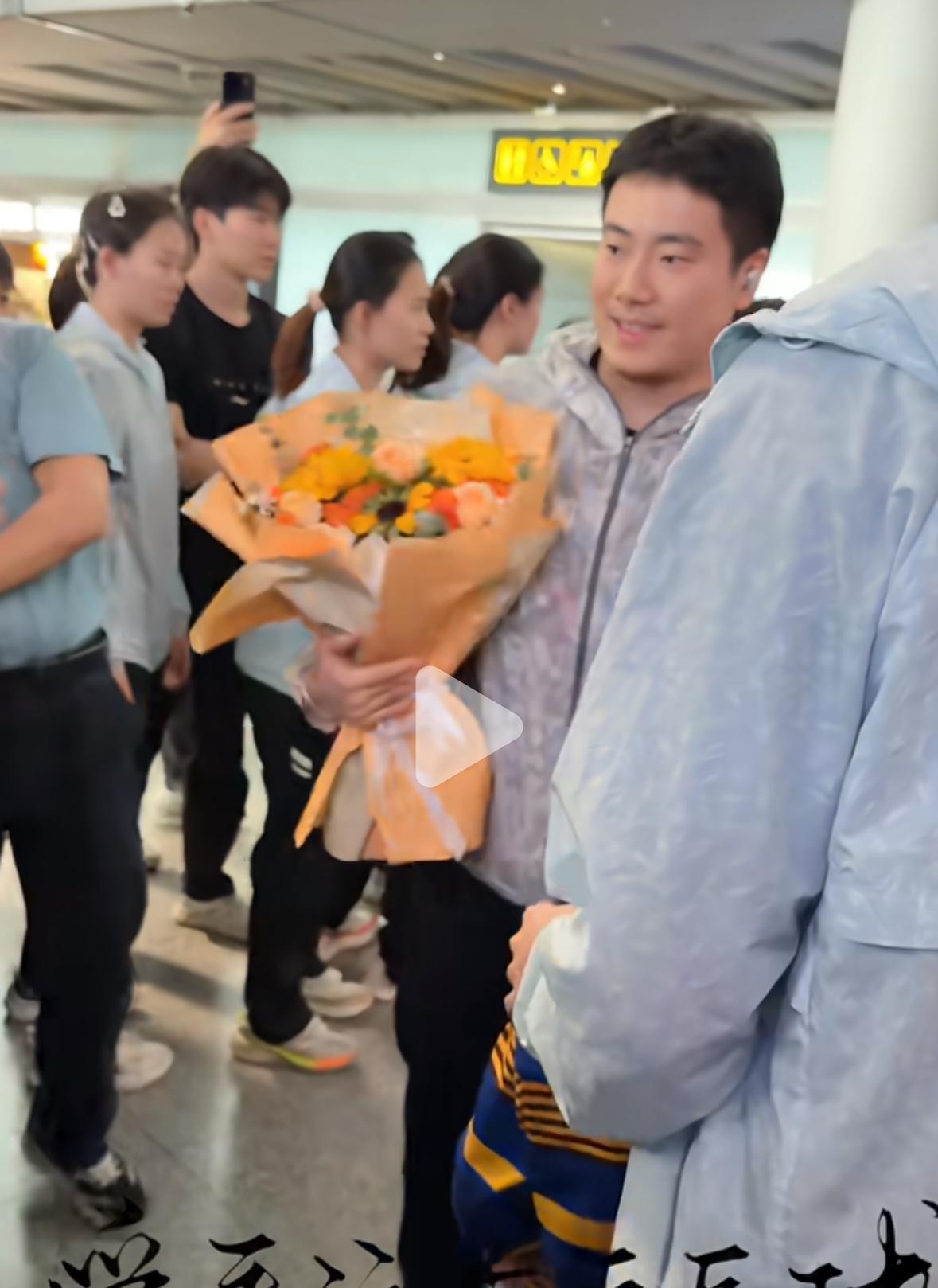 梁靖崑的两个儿子来机场接冠军爸爸回家！两个儿子迎接爸爸世乒赛凯旋，校长一定特